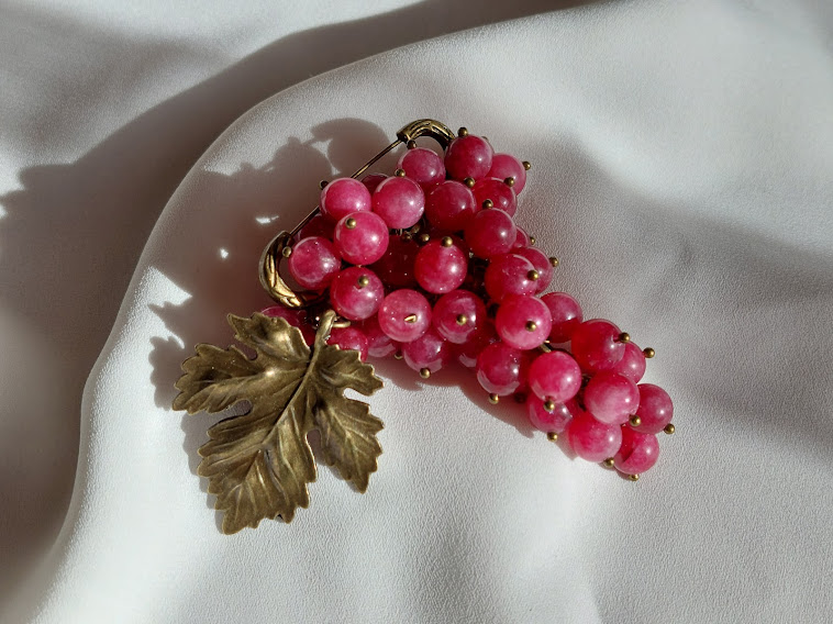 Grape brooch Pink Rkatsiteli