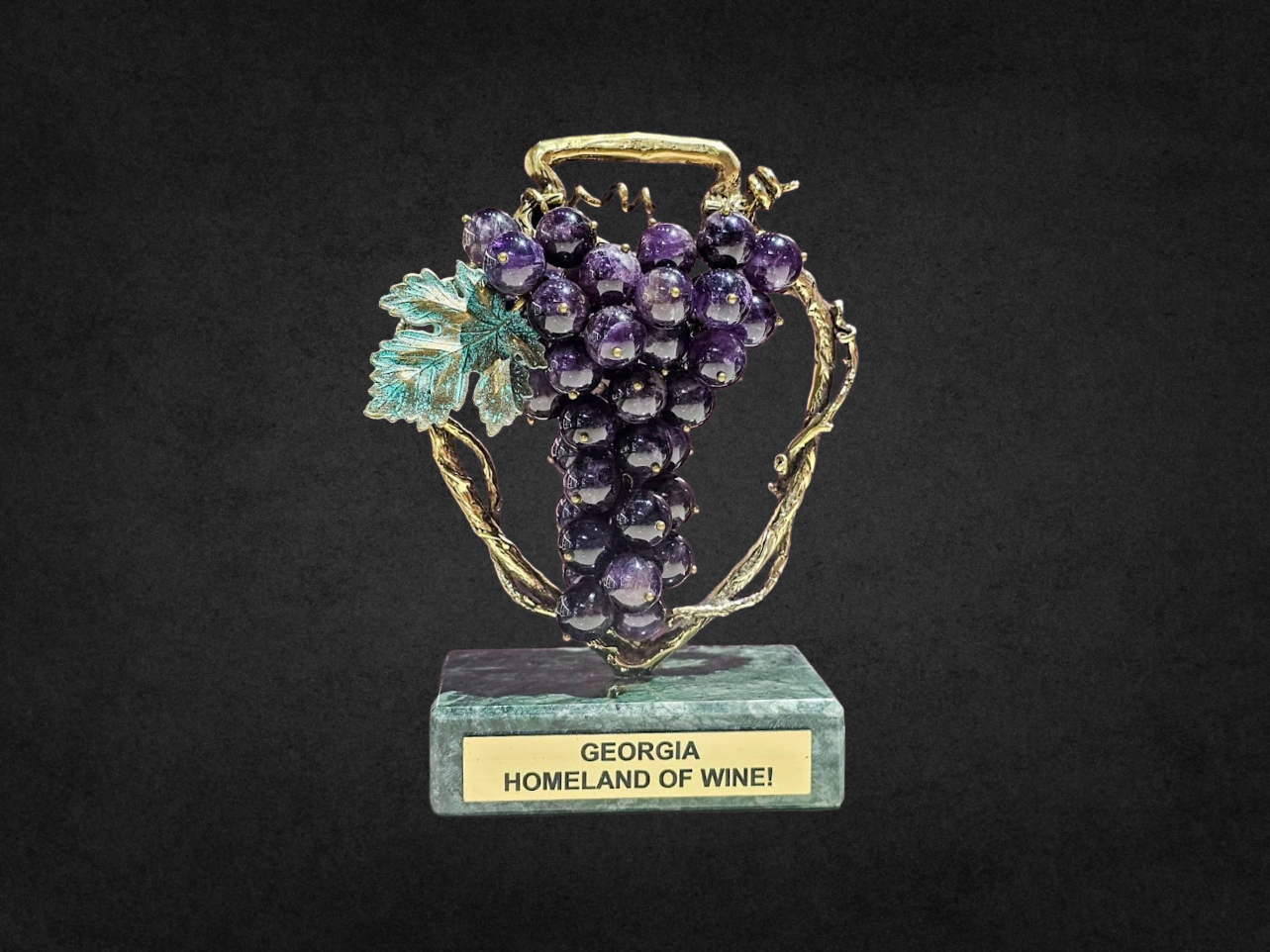 ბრინჯაოს სუვენირი "ქვევრი და ყურძნის მტევანი"