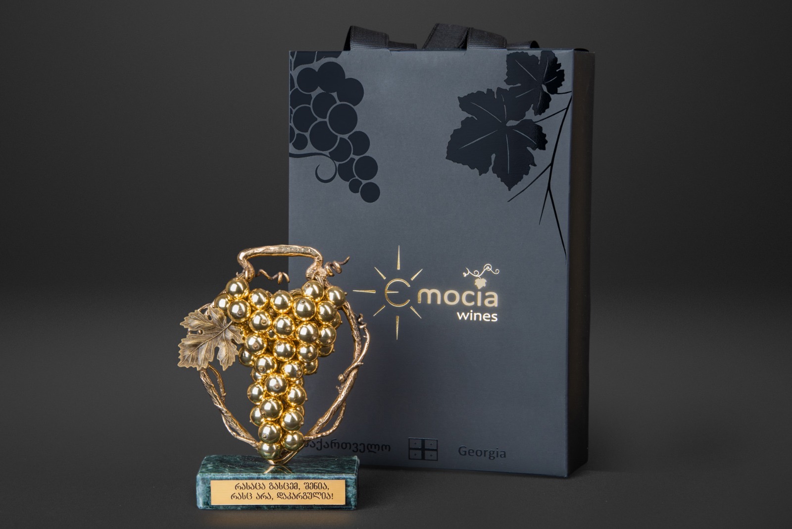 ბრინჯაოს სუვენირი "ქვევრი და ოქროს მტევანი პრემიუმი"