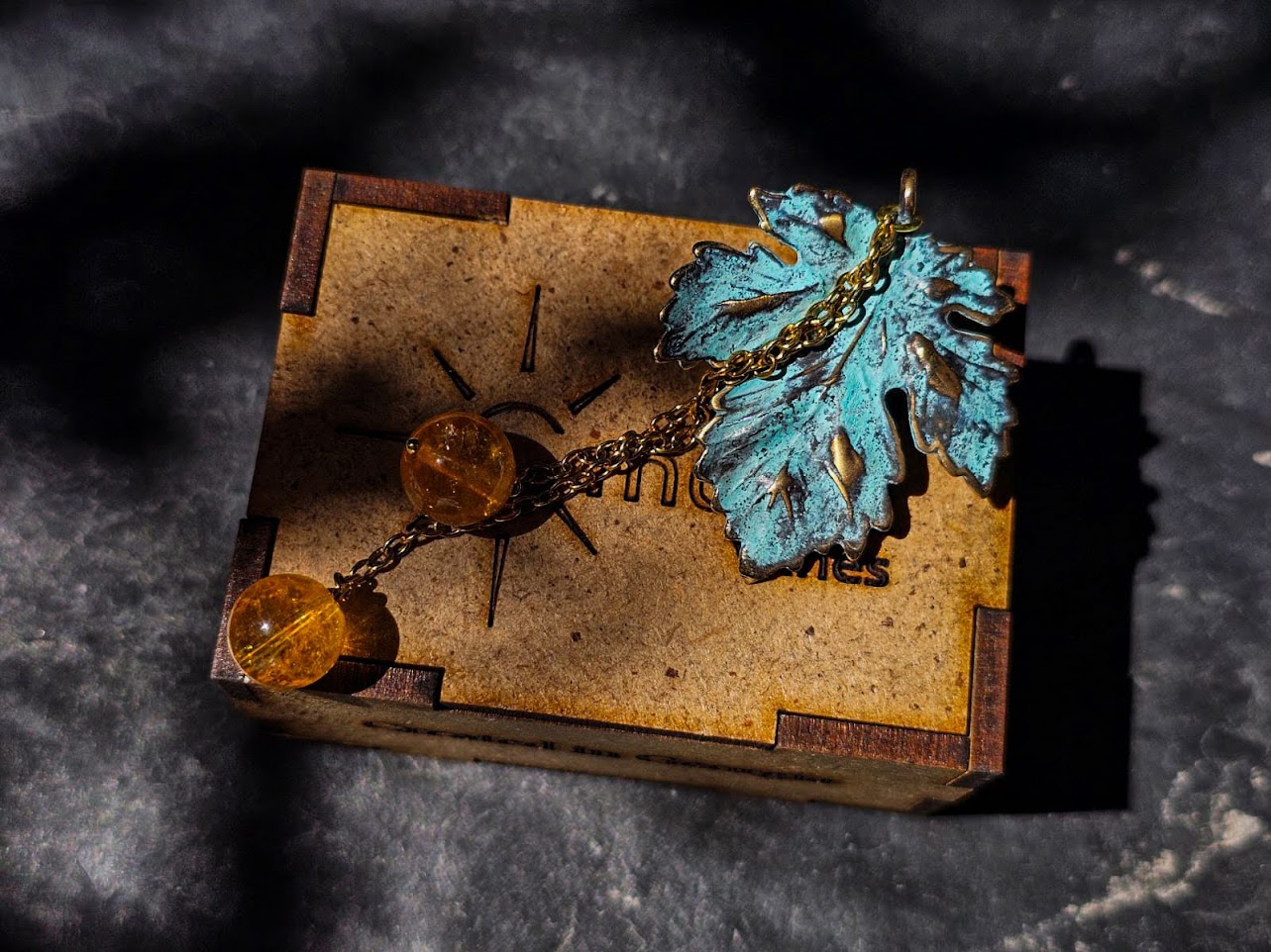 შარფისა და ვაზის ფოთოლის ბროშის ნაკრები