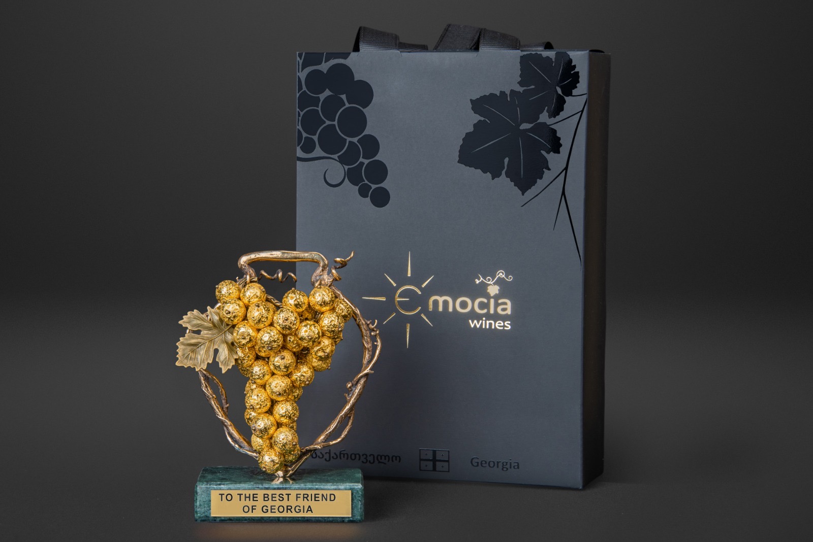 ბრინჯაოს სუვენირი "ქვევრი და ოქროს მტევანი პრემიუმი"