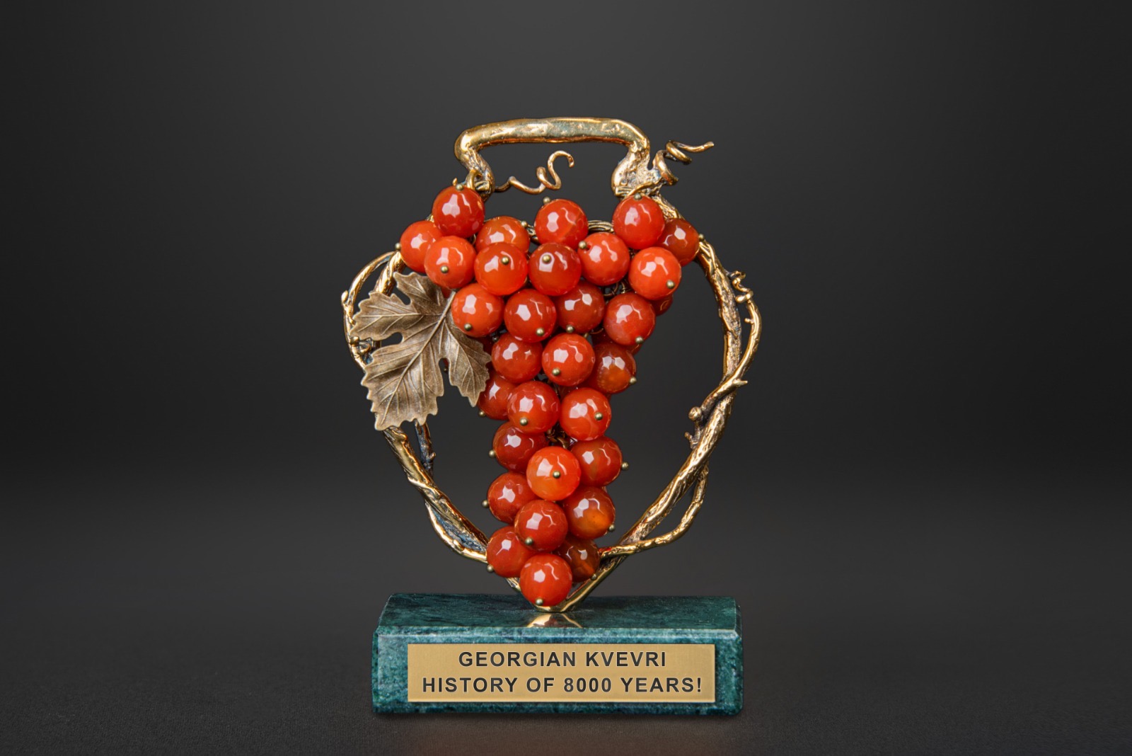 ბრინჯაოს სუვენირი "ქვევრი და ყურძნის მტევანი"