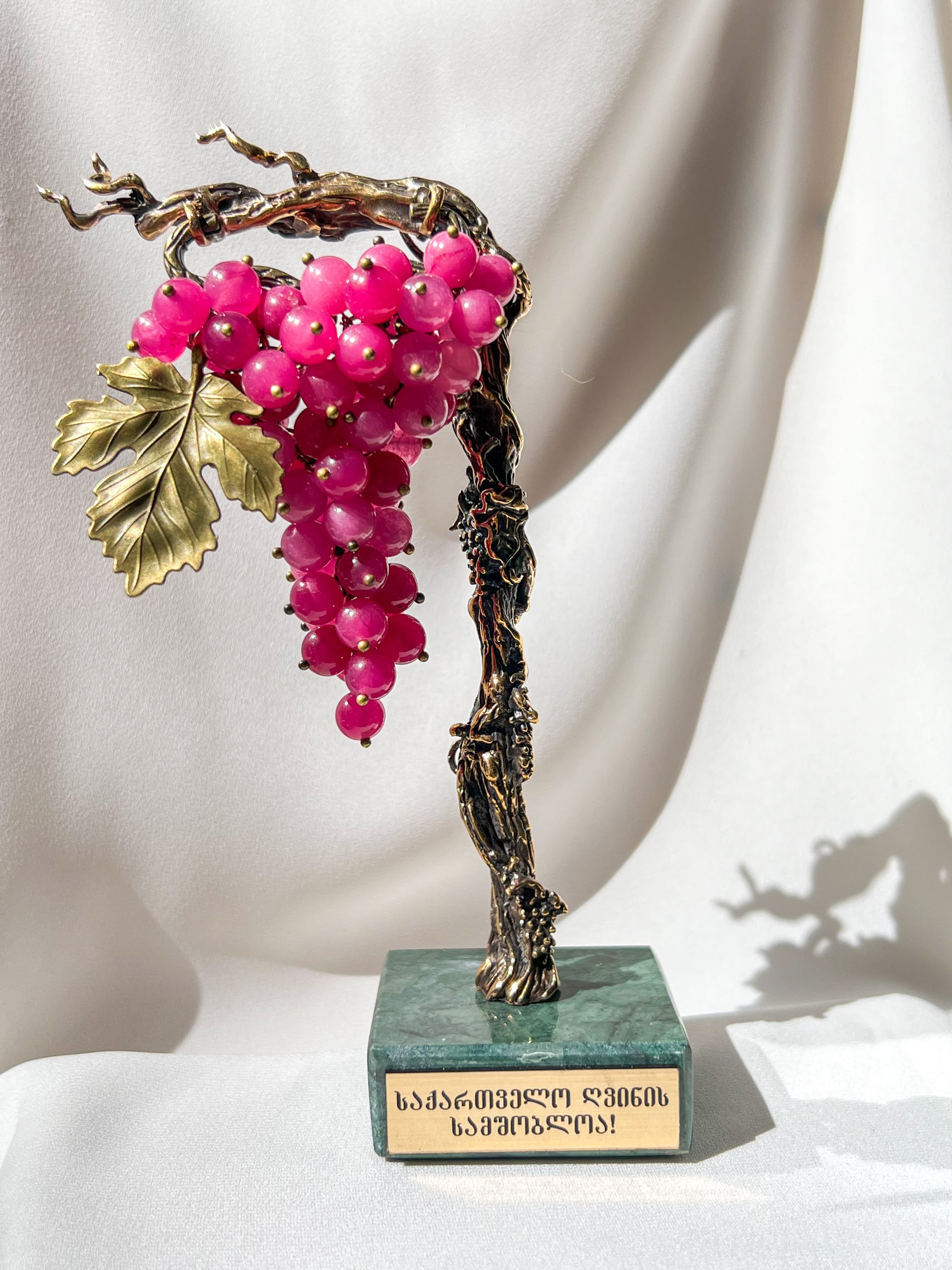 ბრინჯაოს სუვენირი "ვაზი და ყურძნის მტევანი ვერდისფერი რქაწითელი"