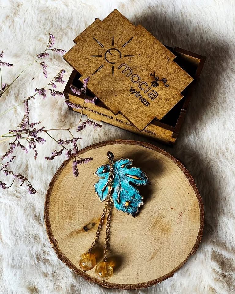 შარფისა და ვაზის ფოთოლის ბროშის ნაკრები