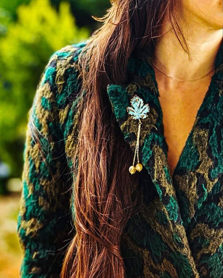 შარფისა და ვაზის ფოთოლის ბროშის ნაკრები