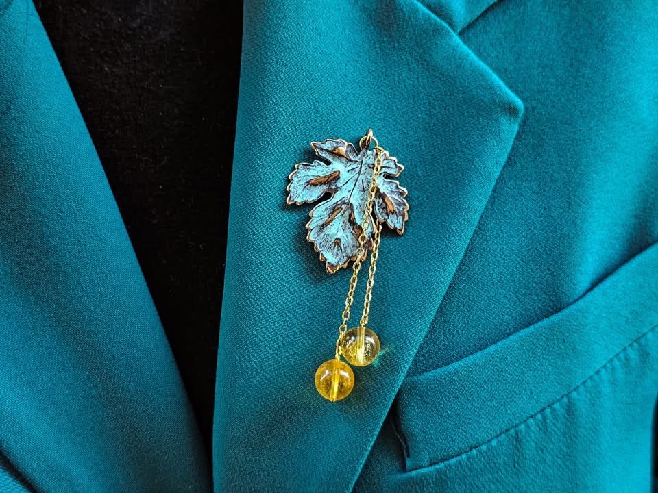 შარფისა და ვაზის ფოთოლის ბროშის ნაკრები