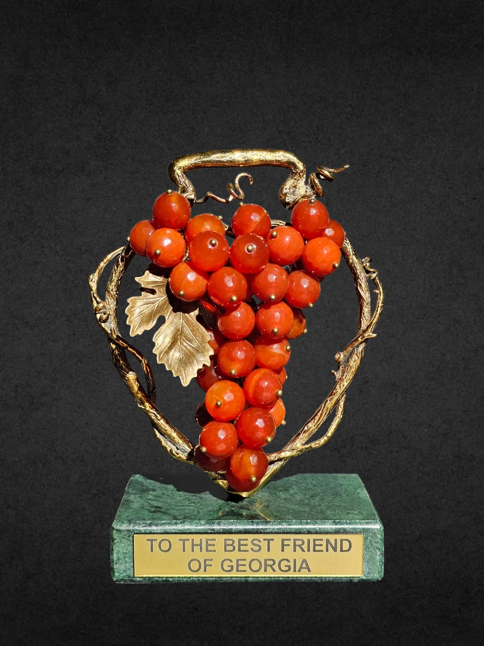 ბრინჯაოს სუვენირი "ქვევრი და ყურძნის მტევანი"