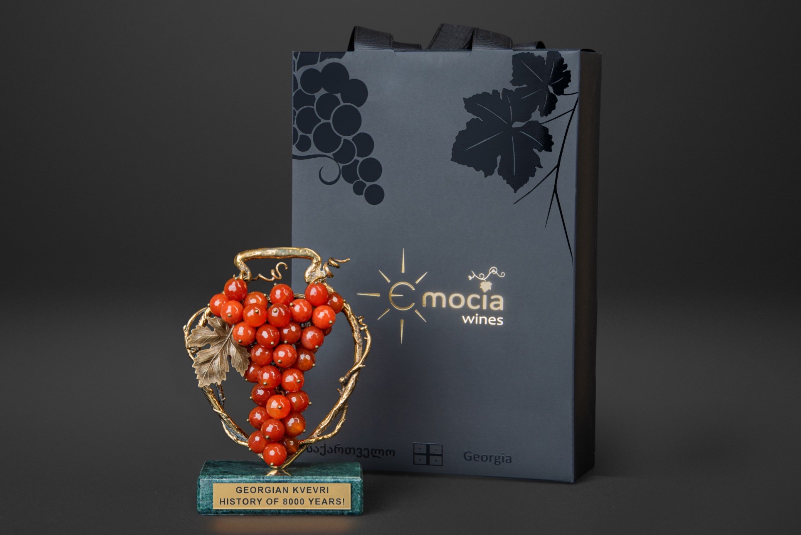 ბრინჯაოს სუვენირი "ქვევრი და ყურძნის მტევანი"