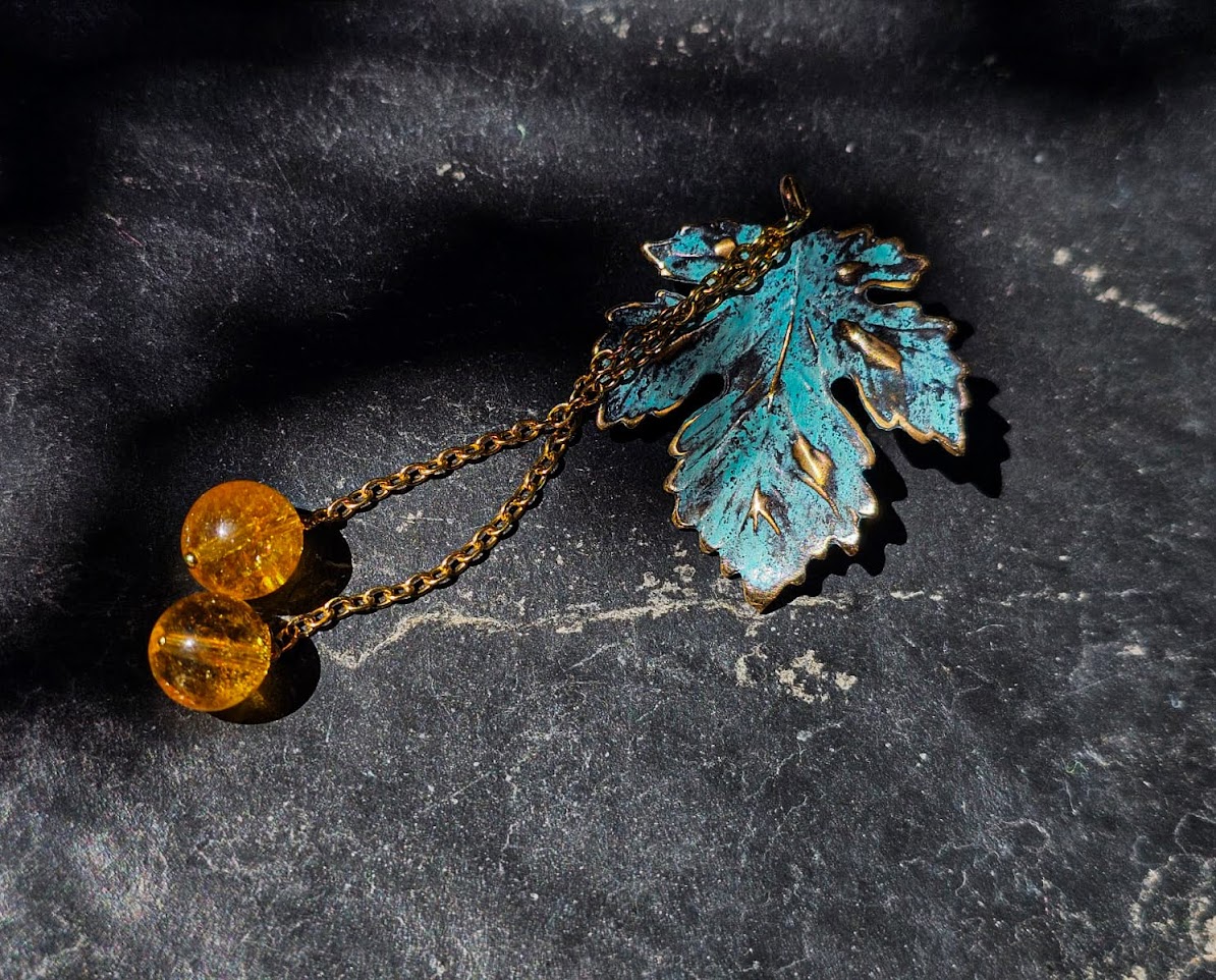 შარფისა და ვაზის ფოთოლის ბროშის ნაკრები